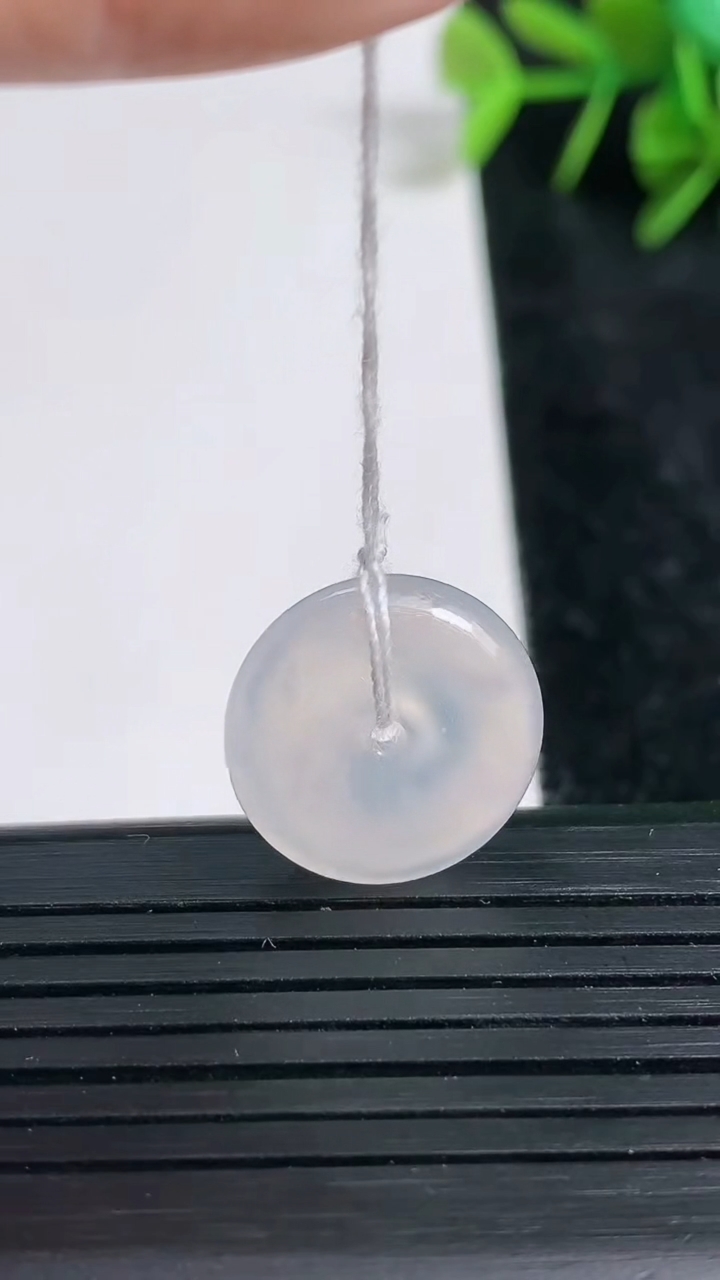 天然A货翡翠平安扣吊坠尺寸16.4-4.4重量:2.83g
3月23日