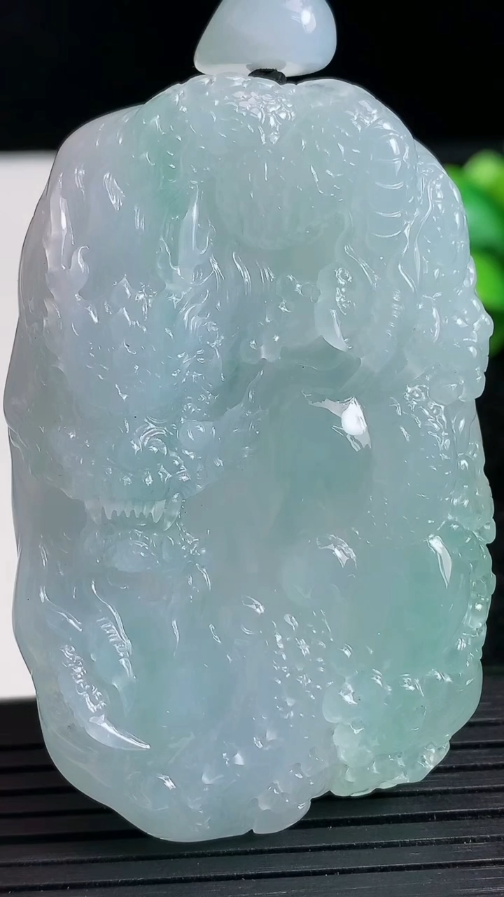 天然A货翡翠龙牌吊坠尺寸62-39.6-11.5重量:65.42g
3月23日