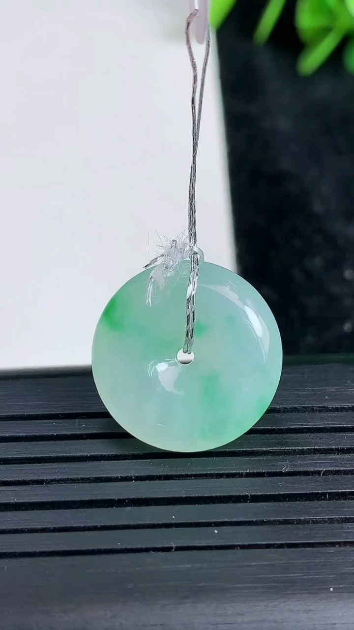 天然A货翡翠平安扣吊坠尺寸18.3-5重量:3.78g
3月23日