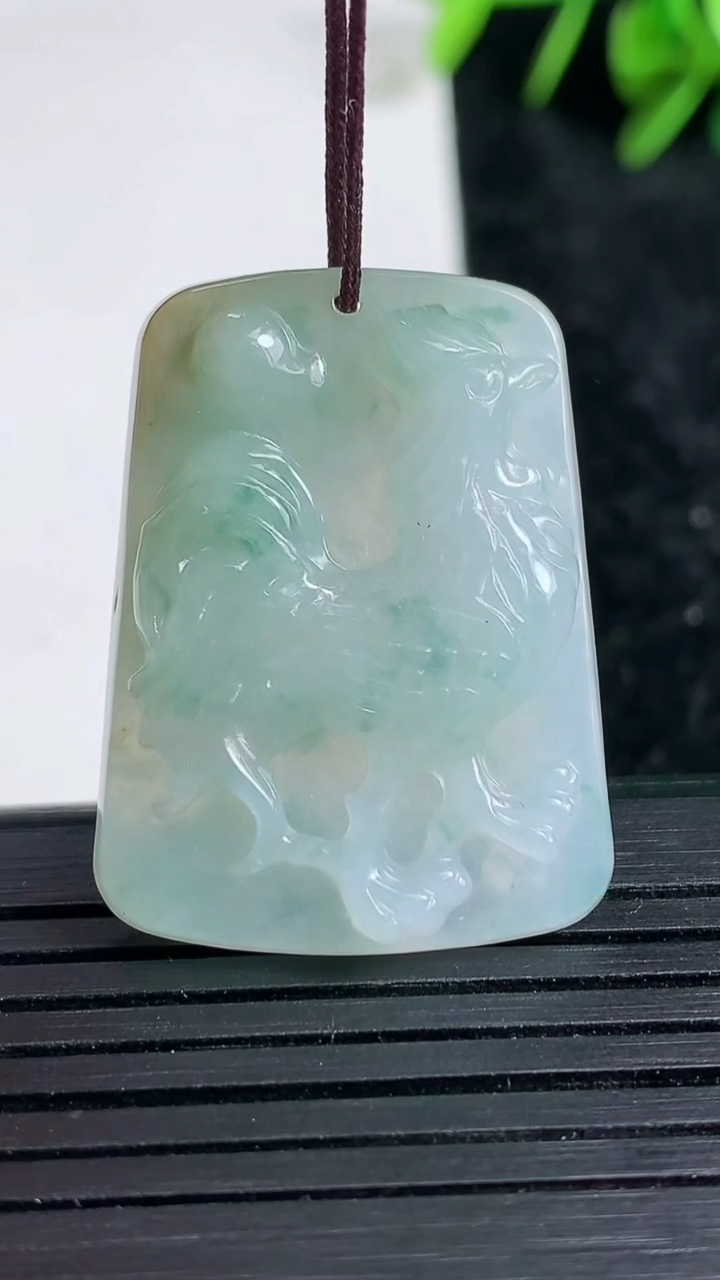 天然A货翡翠飘花生肖鸡吊坠尺寸31.2-23.8-6重量:8.63g
3月23日