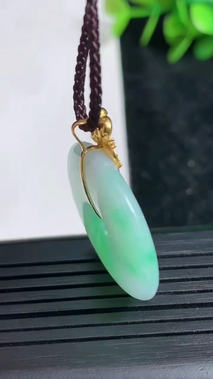 天然A货翡翠平安扣吊坠尺寸25.9-4.4重量:7.07g
3月23日