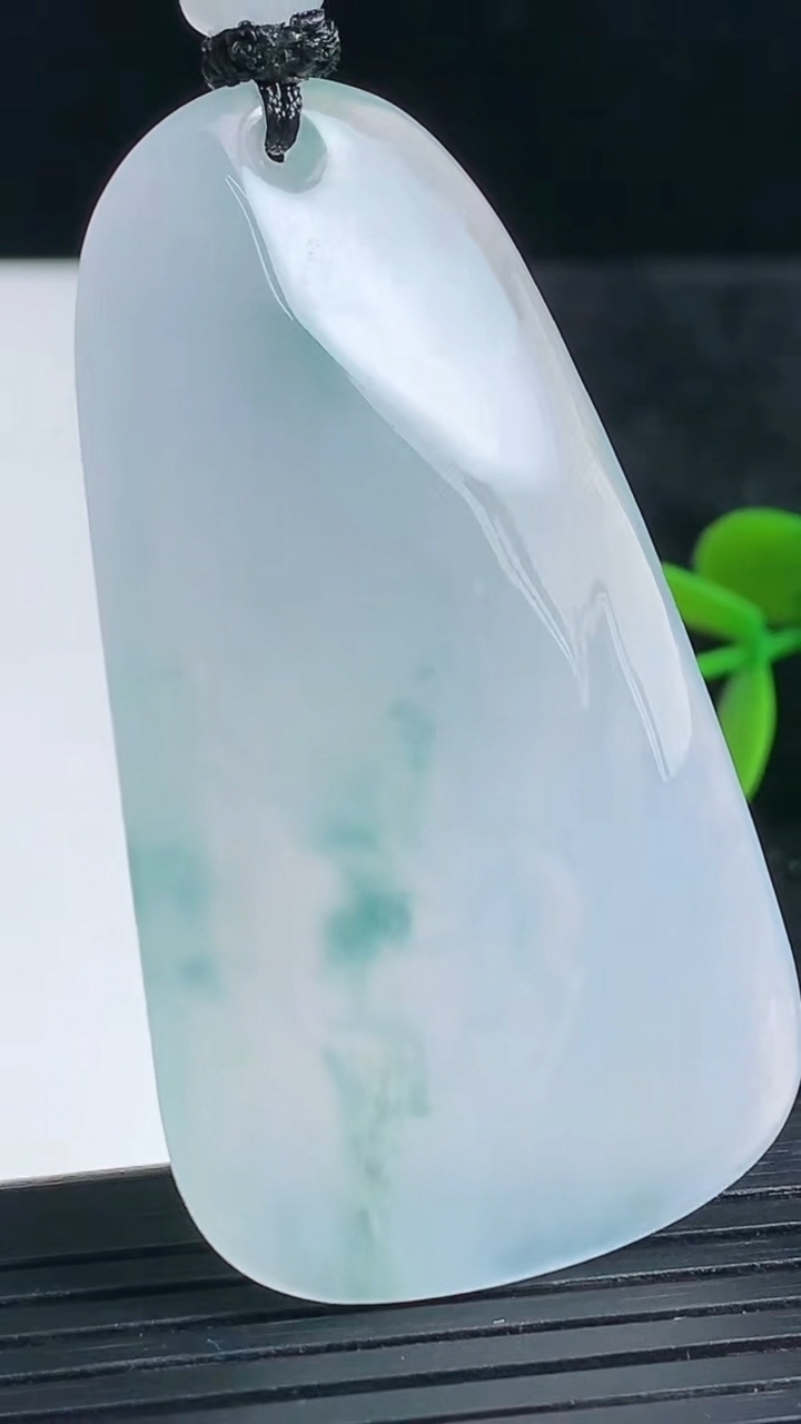 天然A货翡翠种飘花梅花鹿吊坠尺寸58.7-32.3-5.6重量:24.89g
3月23日