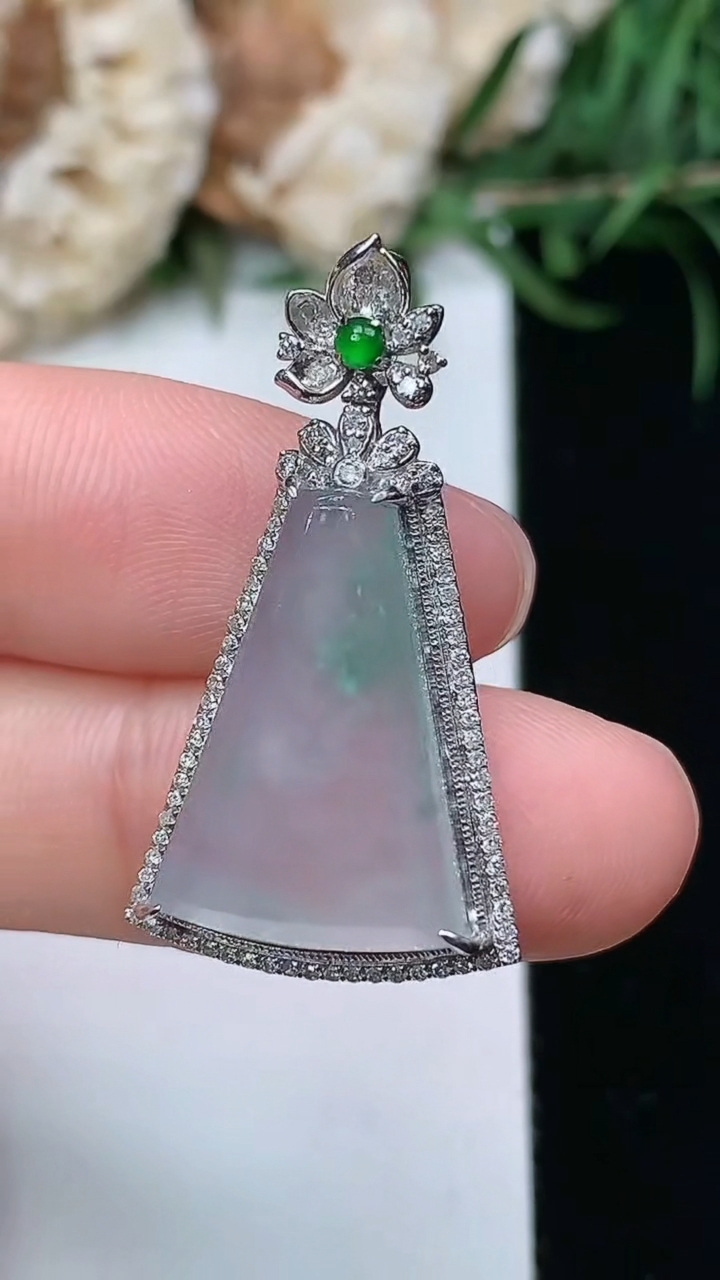 天然A货翡翠无事牌吊坠，尺寸31-16.8-7.5
3月23日1.8，重量:3.52g