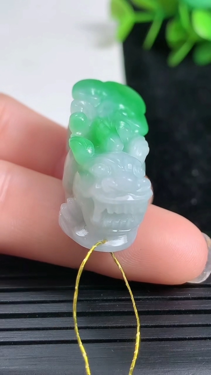 天然A货翡翠貔貅吊坠尺寸33.1-13.9-16.1重量:15.53g
3月23日