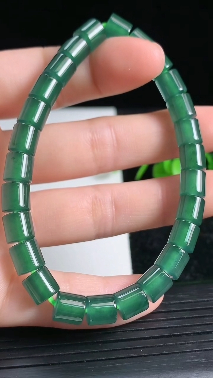 天然A货翡翠路路通手串尺寸6.4-6.6重量:19.97g3月23日
工厂直销收藏佳品,种好水足，色泽均匀，有种有色，上手高大气！