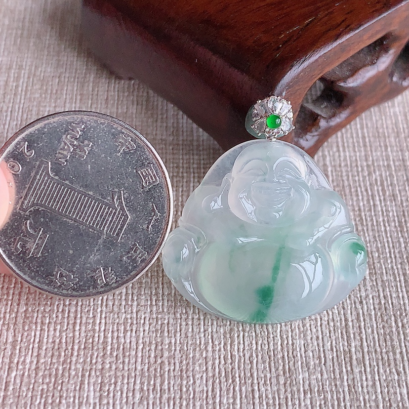 天然A货翡翠18K金扣头飘花佛公吊坠 
尺寸31.3-25-27.7-5.6mm 重量6.48g 0322