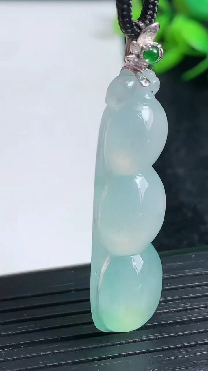 天然A货翡翠福豆吊坠尺寸43.2-14.8-6.7重量:7.88g
3月23日