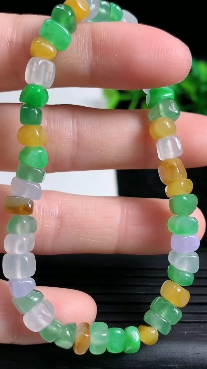 天然A货翡翠三彩原石手串尺寸6-4.7-4.8重量:12.45g3月23日
工厂直销收藏佳品,种好水