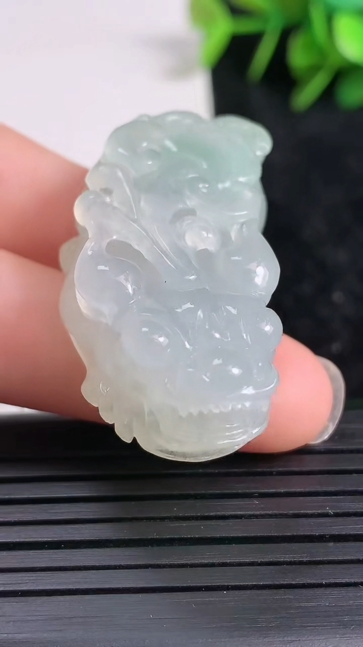 天然A货翡翠貔貅吊坠尺寸42.6-21.2-12.6重量:21.95g
3月23日