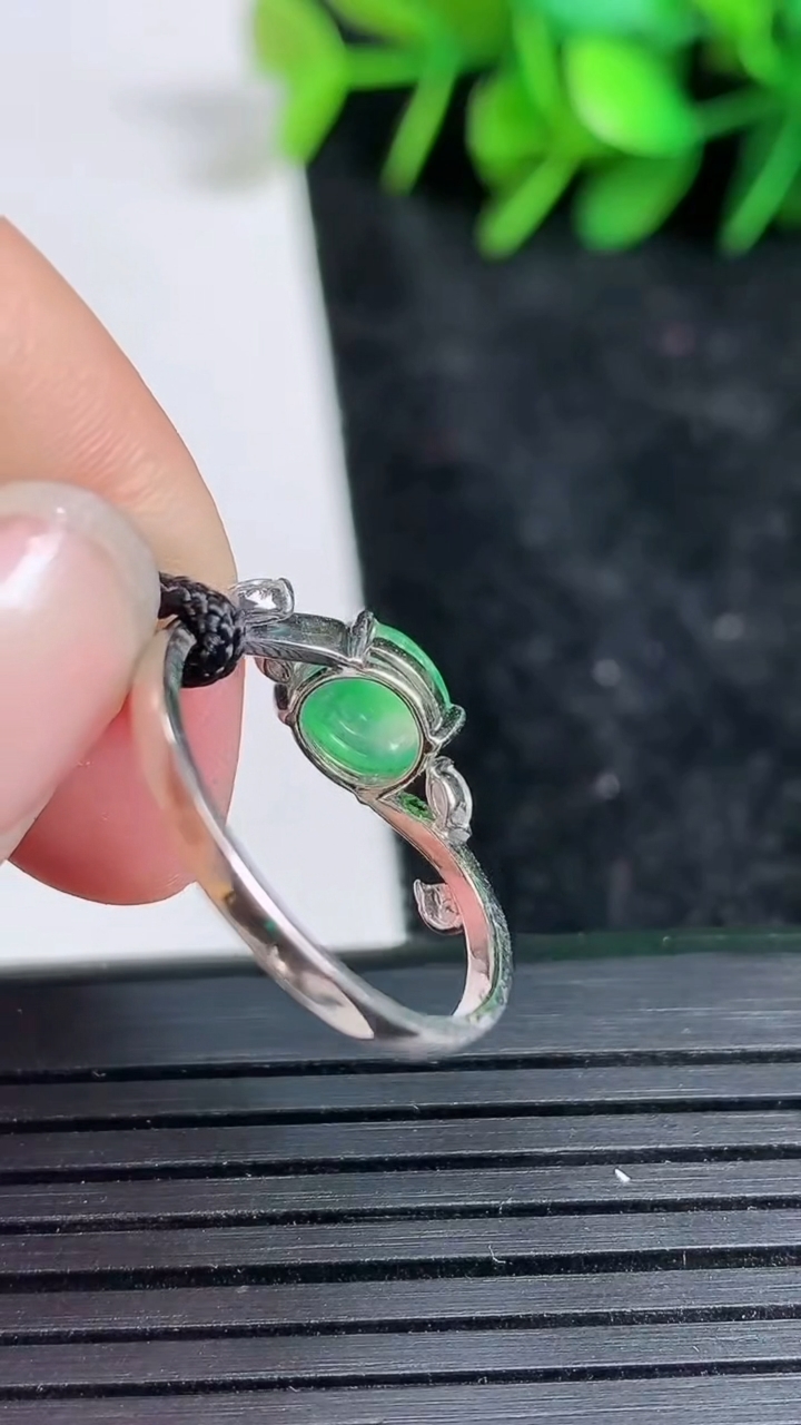 天然A货翡翠蛋面戒指尺寸18-7.3-6.5重量:2.31g2026年3月23日
工厂直销收藏佳品,种好水足，色泽均匀，有种有色，上手高大气！