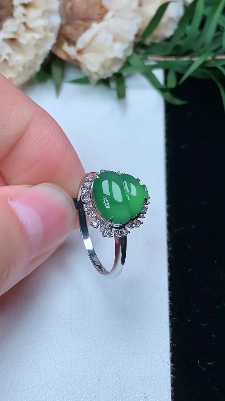 天然A货翡翠葫芦戒指，尺寸16.5-8.9-9，重量:1.89g2026年3月23日
工厂直销收藏佳品,种好水足，色泽均匀，有种有色，上手高大气！