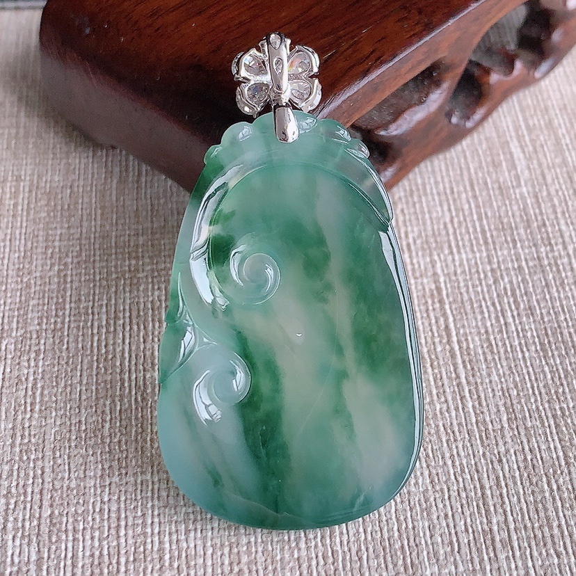 天然A货翡翠18K金伴钻镶嵌飘花大件如意吊坠  
尺寸50.3-40.8-26.3-6mm 重量14