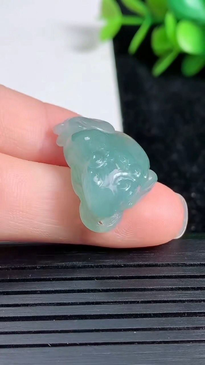 天然A货翡翠金蟾吊坠尺寸22.5-14.3-9.6重量:5.59g
3月23日