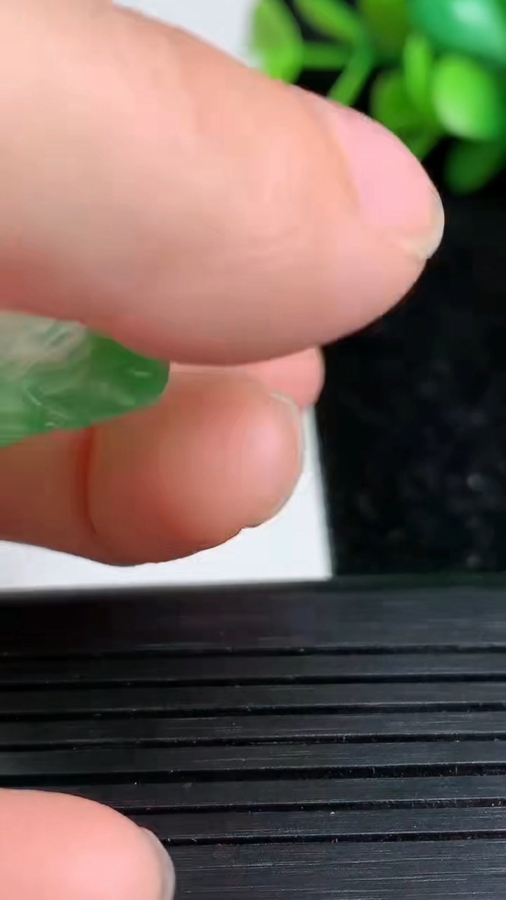 天然A货翡翠生肖马吊坠尺寸29.5-6-24.5重量:10.14g
3月23日