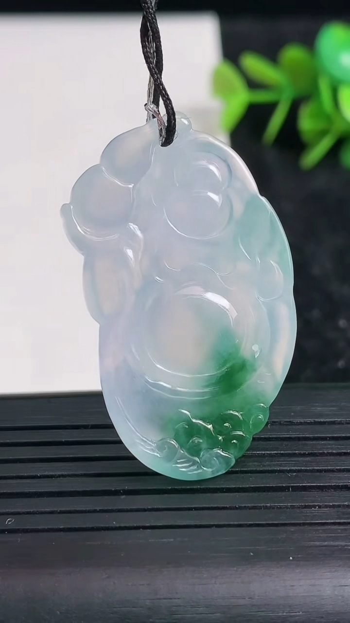 天然A货翡翠冰种飘花逍遥佛吊坠尺寸40.8-23.8-5.2重量:10.27g
3月23日