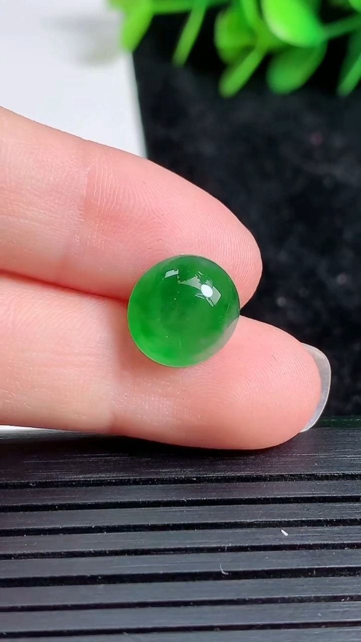 天然A货翡翠蛋面镶嵌件尺寸10.6-10.1-4.8重量:0.82g
3月23日
