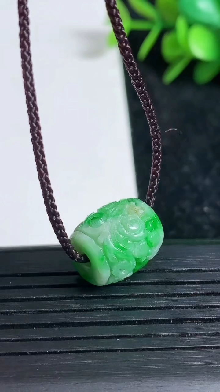 天然A货翡翠雕花路路通吊坠尺寸12.5-13.9重量:4.24g
3月23日