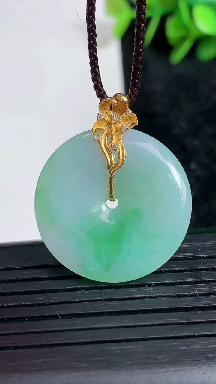 天然A货翡翠平安扣吊坠尺寸25.9-4.4重量:7.07g
3月23日