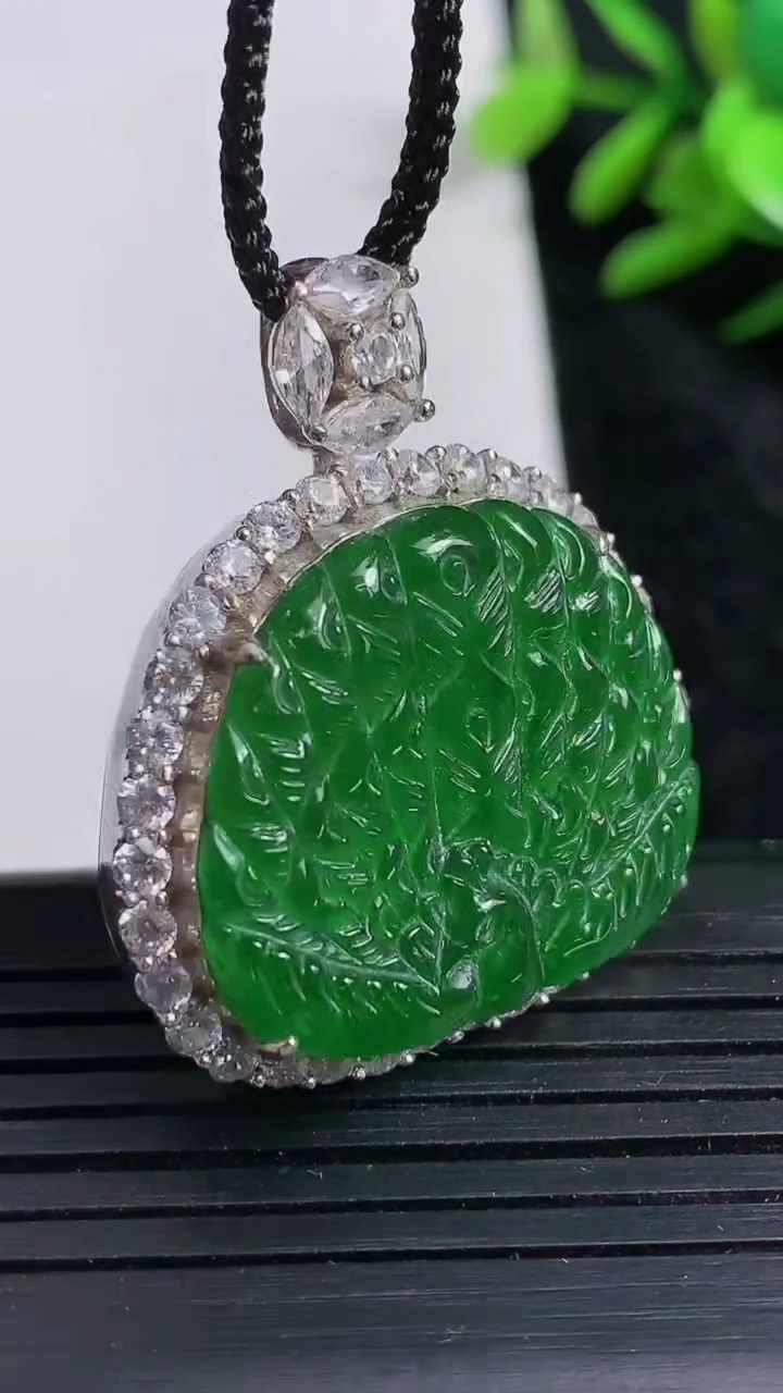 天然A货翡翠凤凰吊坠尺寸34.2-30.5-10.9裸石22.2-26.4重量:15.92g
3月23日