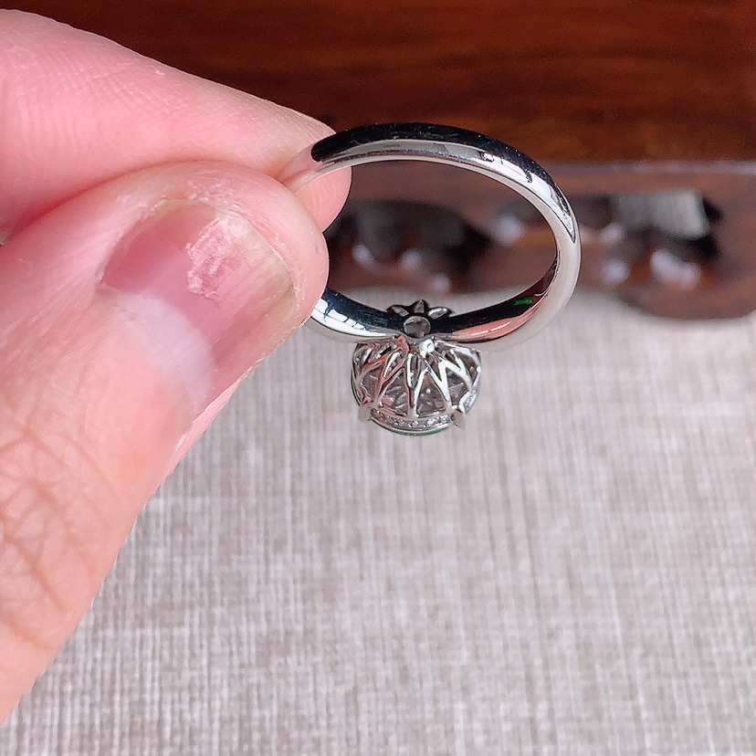 天然A货翡翠18K金伴钻镶嵌阳绿蛋面戒指 圈口17.6裸石
尺寸9.3-8.8mm 重量2.54g 0322