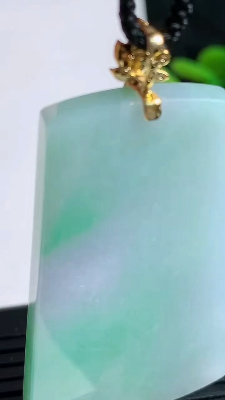 天然A货翡翠18K金春带彩紫罗兰无事牌吊坠尺寸47.5-28.6-4.6重量:19.02g
3月23日