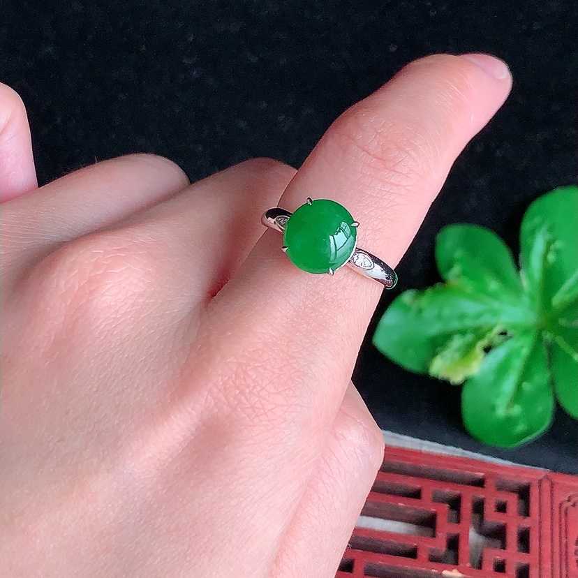 天然A货翡翠18K金伴钻镶嵌阳绿蛋面戒指 圈口17.6裸石
尺寸9.3-8.8mm 重量2.54g 0322