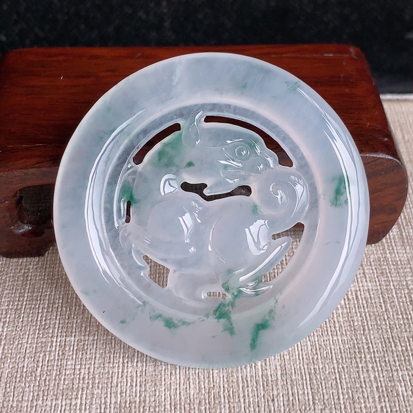 天然A货翡翠飘花麒麟吊坠 
尺寸56.6-6.5mm 重量37.28g 0322