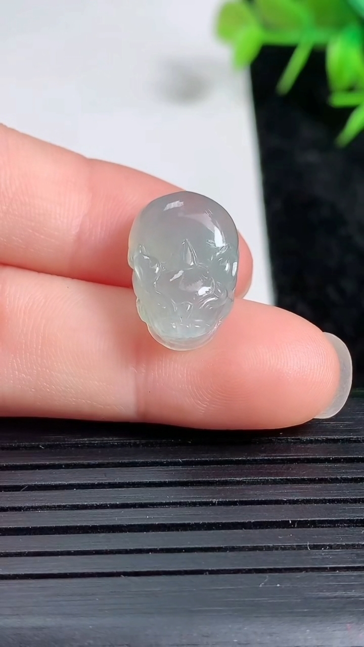 天然A货翡翠貔貅吊坠尺寸16.1-10.2-6.2重量:2.49g
3月23日