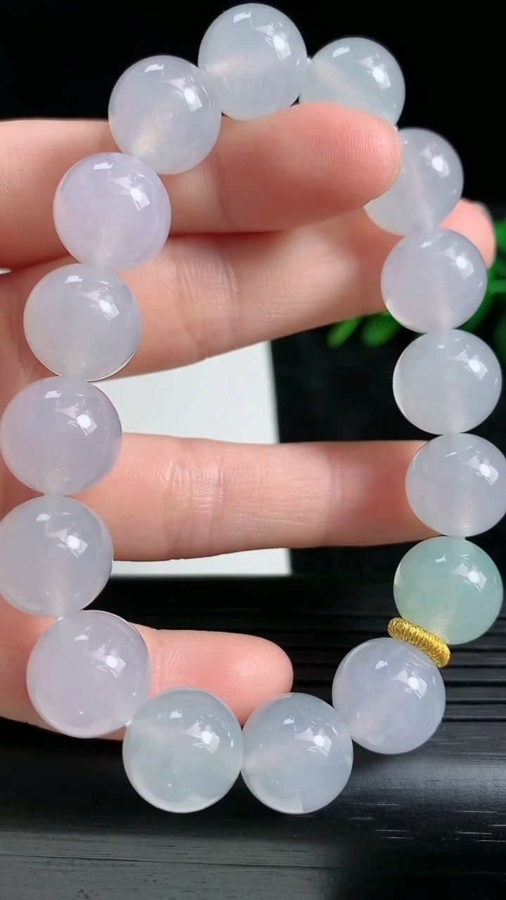 天然A货翡翠圆珠手串尺寸12.1-16颗重量:52.01g3月23日
工厂直销收藏佳品,种好水足，色