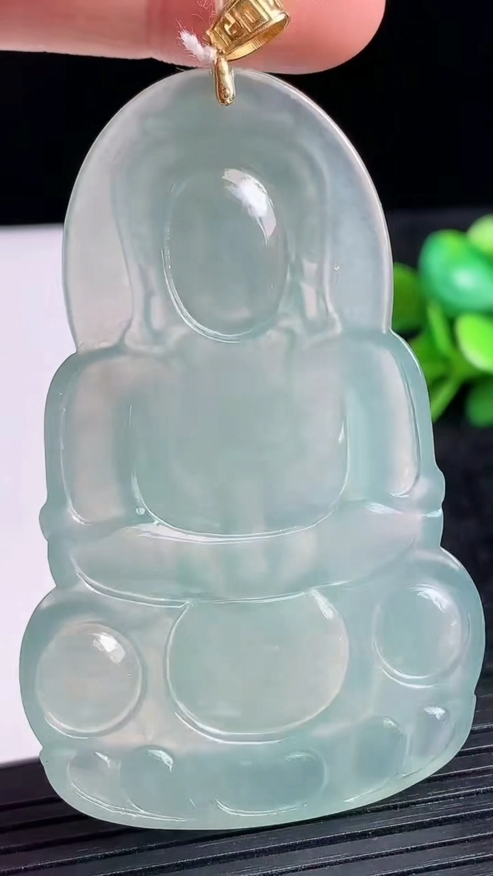 天然A货翡翠观音菩萨吊坠尺寸65-41.1-5.7重量:28.54g
3月23日