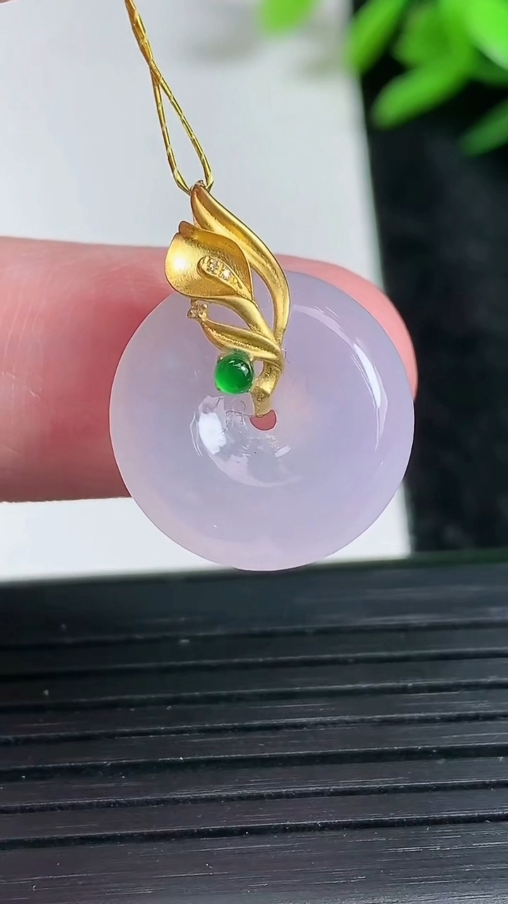 天然A货翡翠18K金紫罗兰平安扣吊坠尺寸16.7-5.7重量:3.71g
3月23日