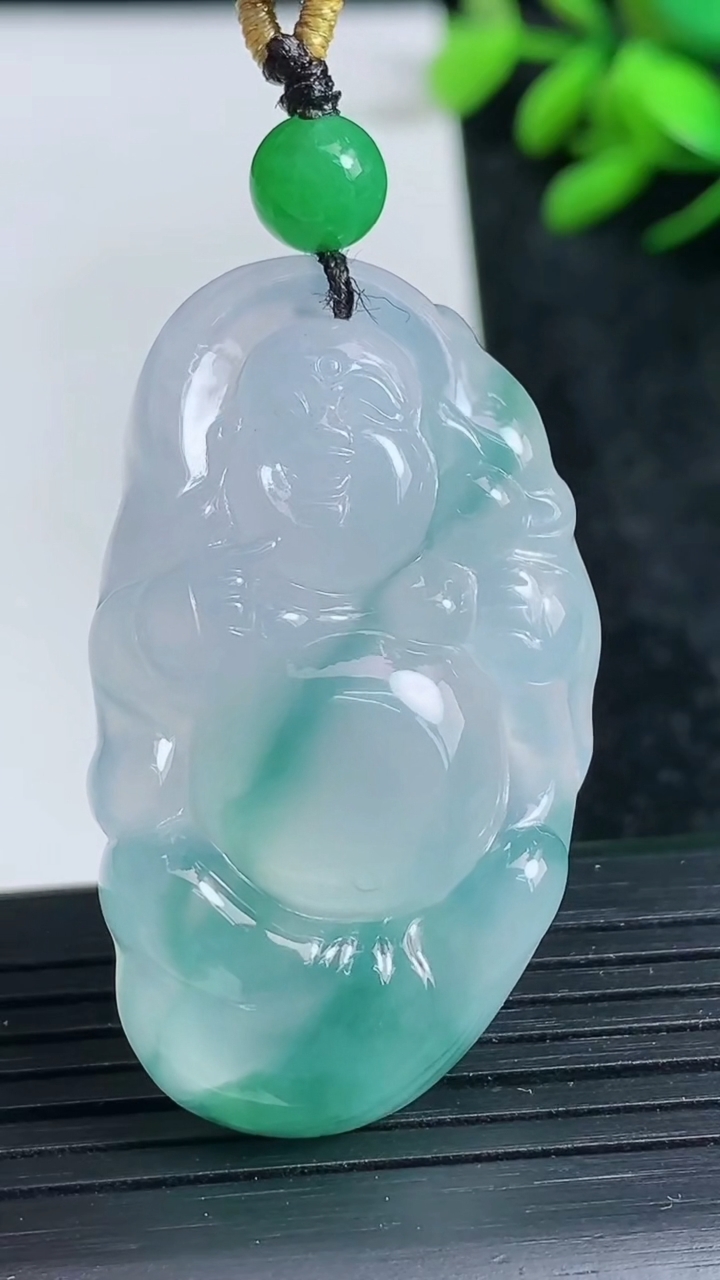 天然A货翡翠种飘花逍遥佛吊坠尺寸42.4-25.4-6.9重量:13.91g
3月23日