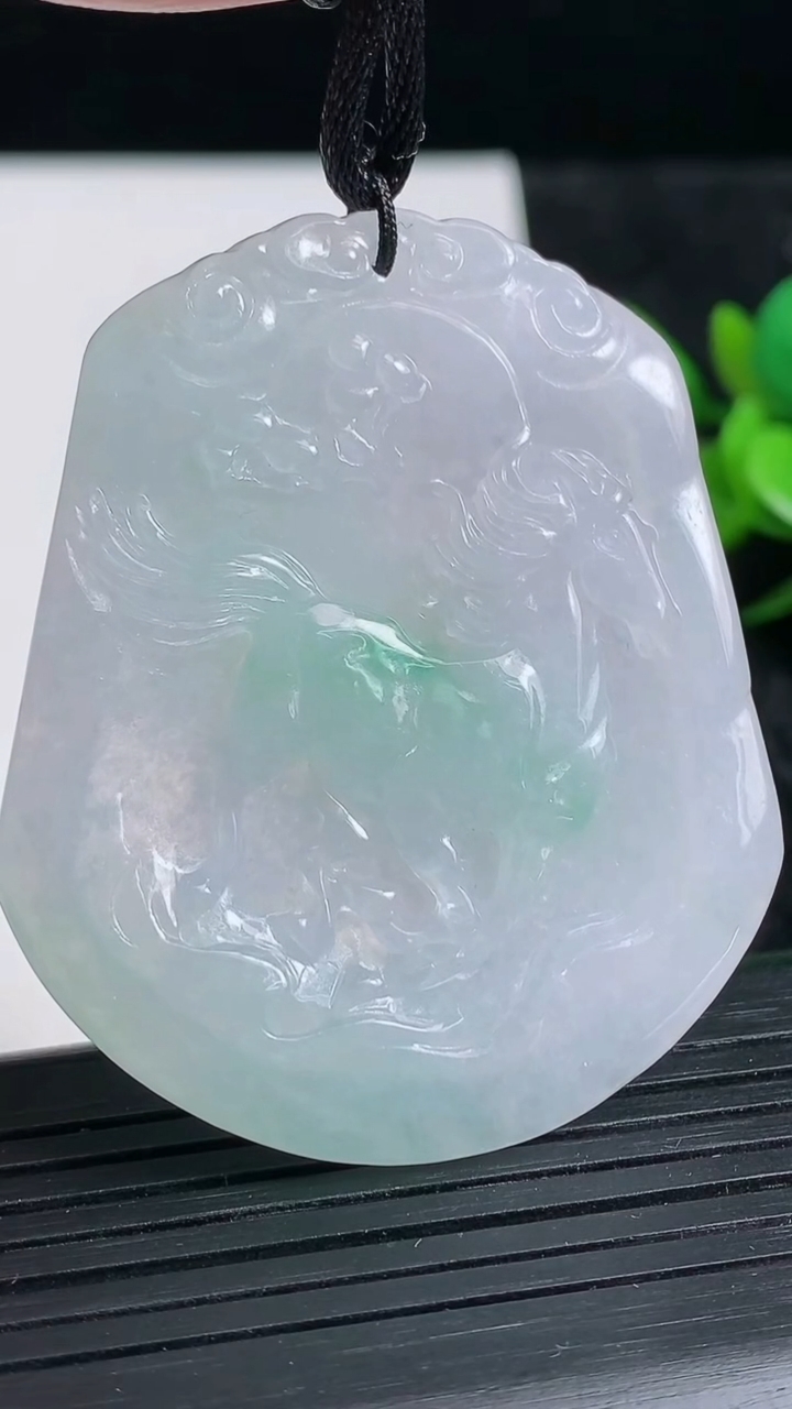 天然A货翡翠生肖马吊坠尺寸51.8-43.8-4.6重量:22.79g
3月23日