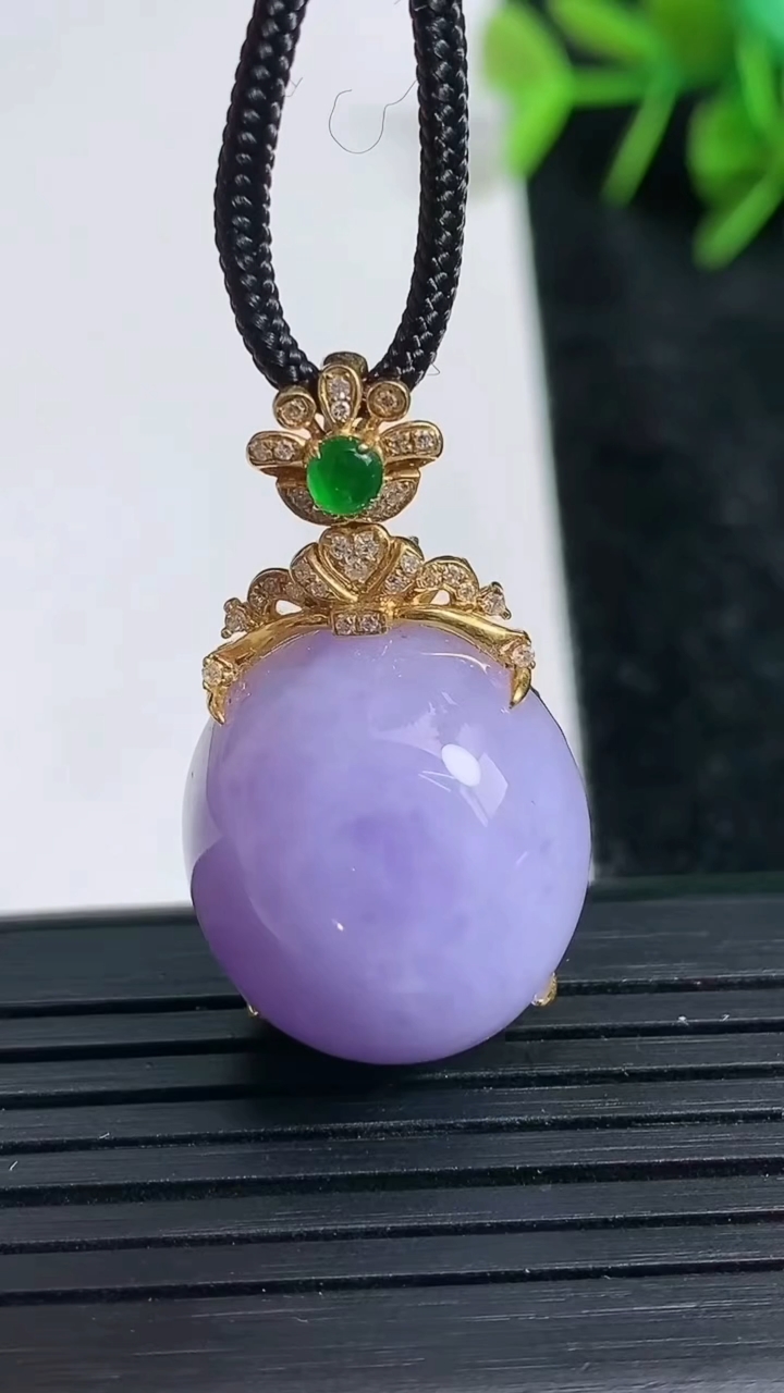 天然A货翡翠18K金紫罗兰蛋面吊坠尺寸31.6-19.9-18.1-12.6重量:9.09g
3月23日