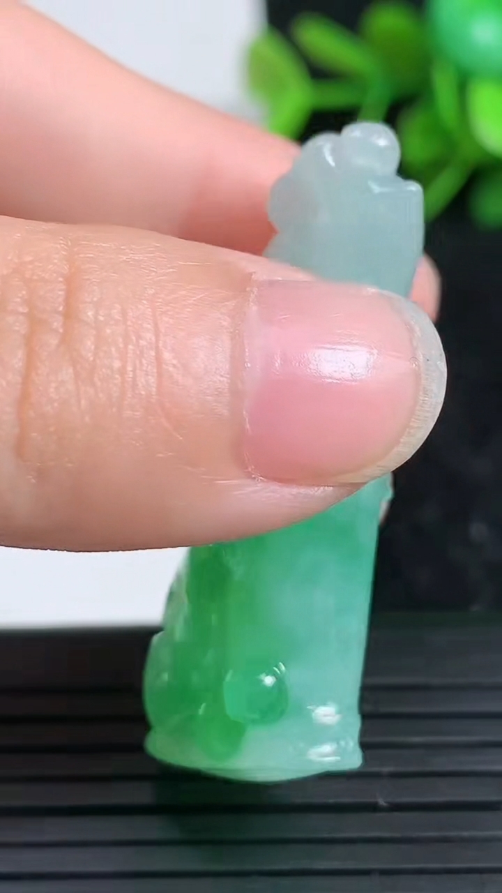 天然A货翡翠节节高升 竹节吊坠尺寸42.5-17.5-11.2重量:12.21g
3月23日