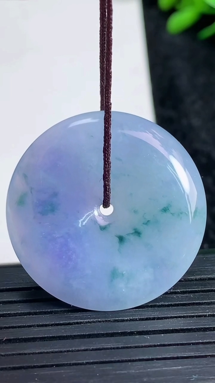 天然A货翡翠紫罗兰飘花平安扣吊坠尺寸30.8-5.6重量:10.96g
3月23日