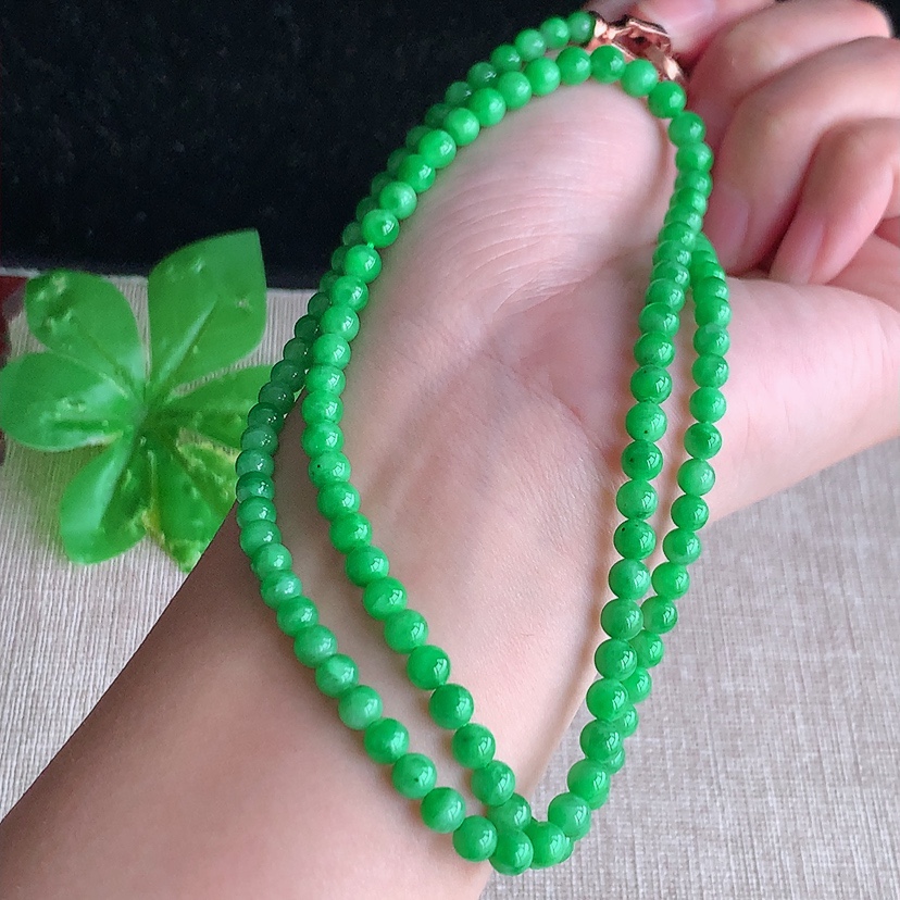 天然A货翡翠满绿圆珠项链毛衣链125颗 
尺寸4.4mm 重量23.33g 0322