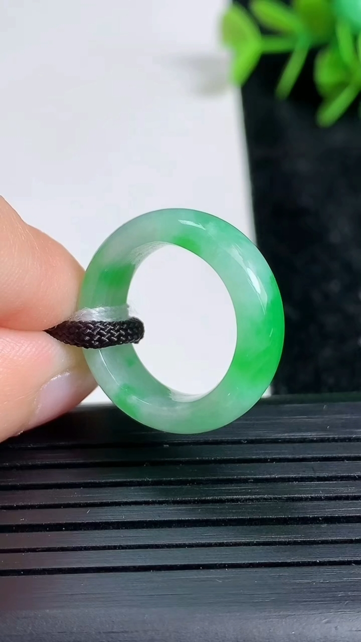 天然A货翡翠指环戒指尺寸15.5-6.3-3.4重量:3.74g2026年3月23日
工厂直销收藏佳