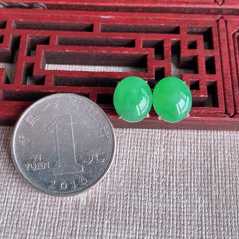 天然A货翡翠18K金镶嵌满绿蛋面耳钉 
尺寸10.7-9mm 重量3.20g 0322