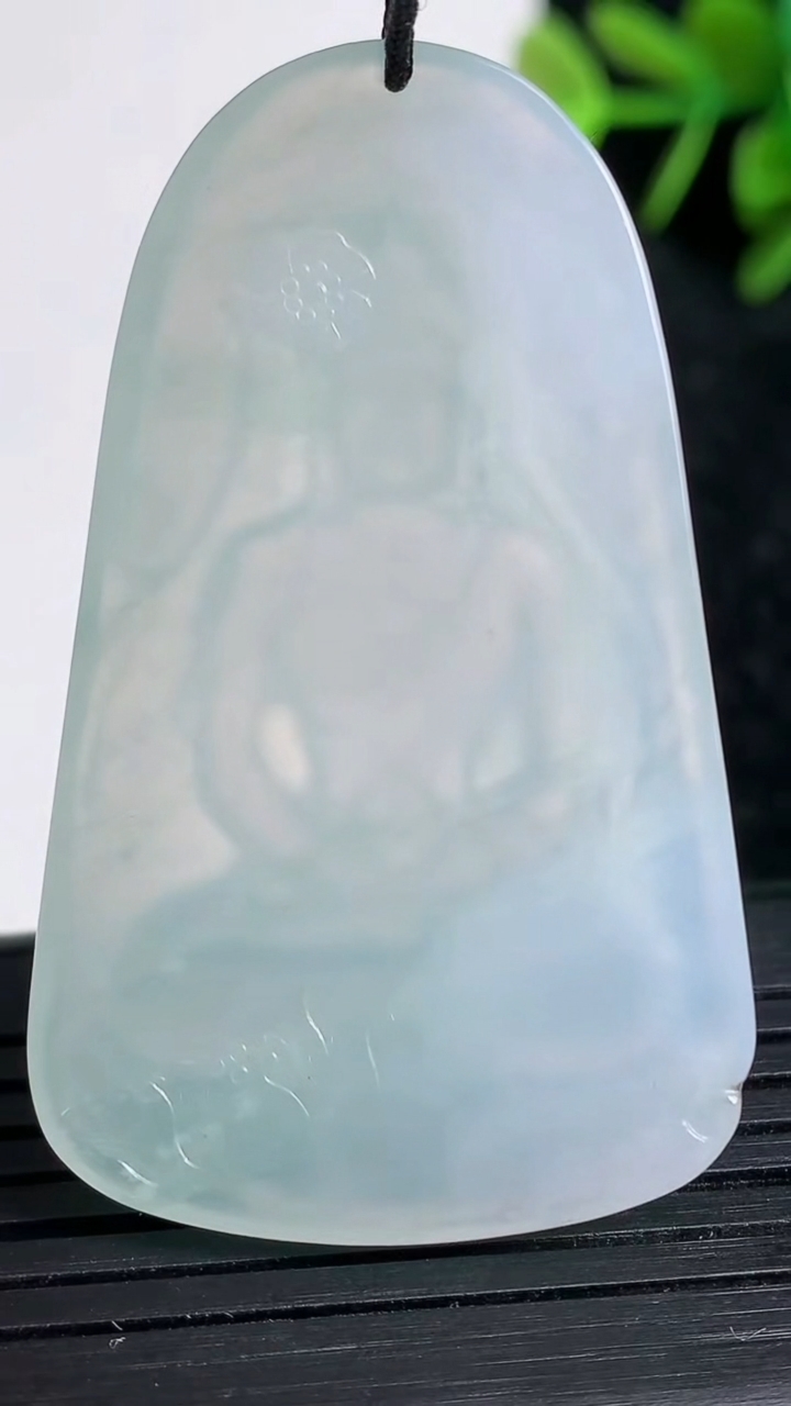 天然A货翡翠大日如来吊坠尺寸48.8-29.9-5.1重量:16.53g
3月23日