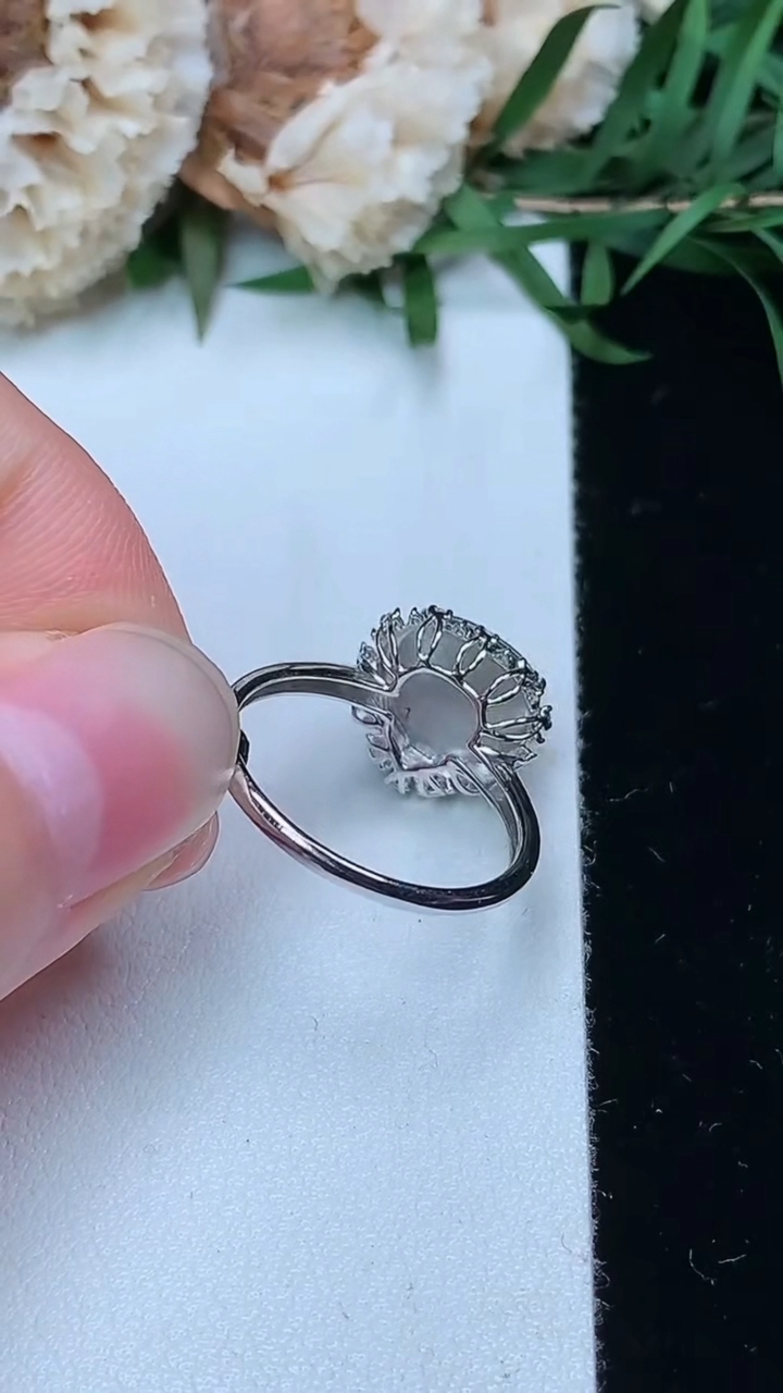 天然A货翡翠葫芦戒指，尺寸16.5-8.9-9，重量:1.89g2026年3月23日
工厂直销收藏佳品,种好水足，色泽均匀，有种有色，上手高大气！