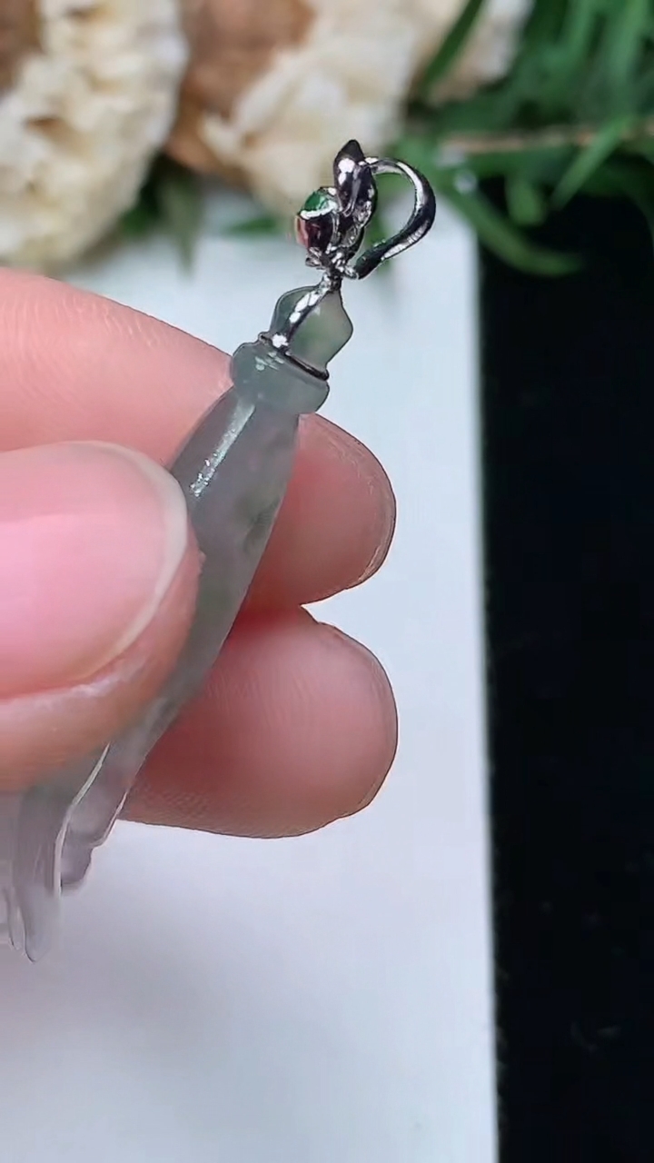 天然A货翡翠掌上明珠吊坠，尺寸33-9.6-5，重量:3.10g
3月23日