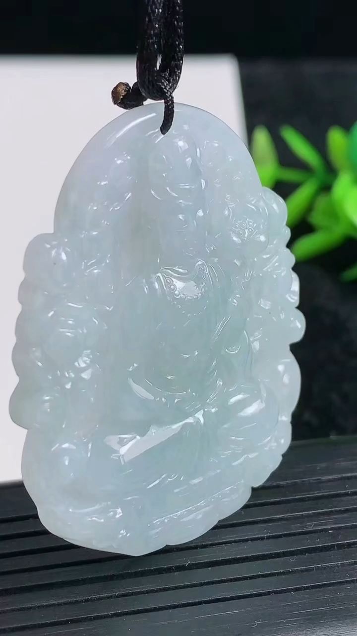 天然A货翡翠大势至菩萨吊坠尺寸48.4-39.1-6.1重量:20.37g
3月23日