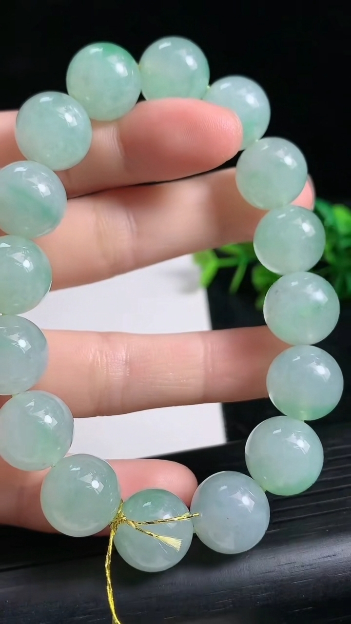天然A货翡翠圆珠手串尺寸12.5-16颗重量:58.94g3月23日
工厂直销收藏佳品,种好水足，色泽均匀，有种有色，上手高大气！