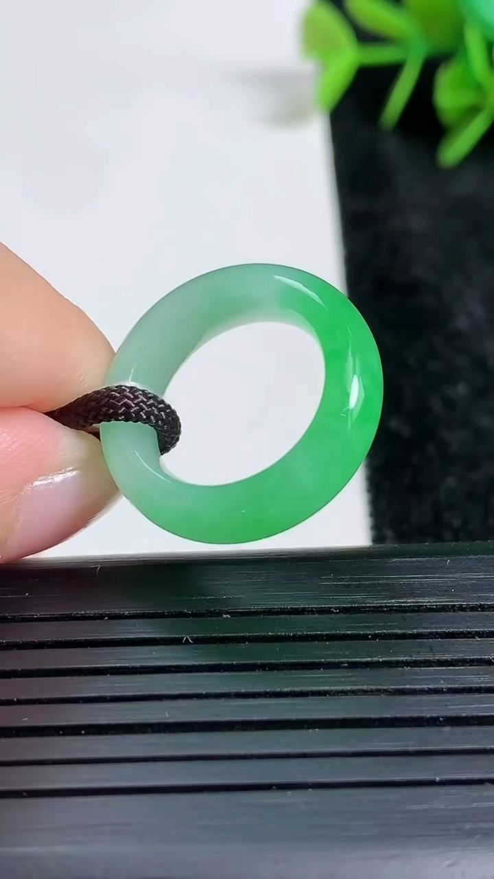 天然A货翡翠指环戒指尺寸15.1-6-3.7重量:3.85g2026年3月23日
工厂直销收藏佳品,种好水足，色泽均匀，有种有色，上手高大气！