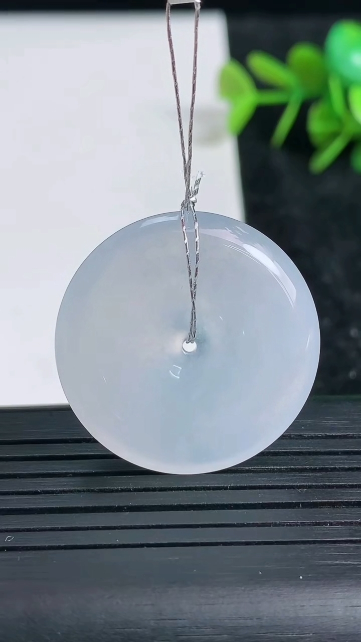 天然A货翡翠种白冰平安扣吊坠尺寸28.5-5.7重量:9.91g
3月23日