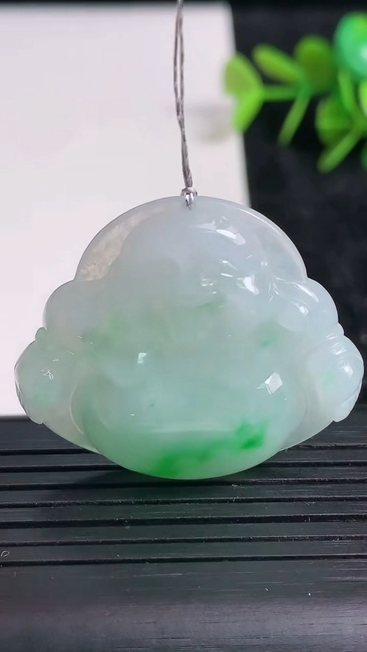 天然A货翡翠佛公吊坠尺寸32.4-35.2-6.3重量:10.75g
3月23日