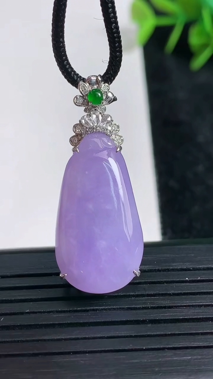 天然A货翡翠18K金紫罗兰福瓜吊坠尺寸35.1-14.2-9重量:5.14g
3月23日