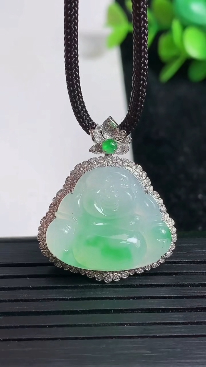 天然A货翡翠佛公吊坠尺寸27.9-24.9-8.2裸石18-21.8重量:5.09g
3月23日