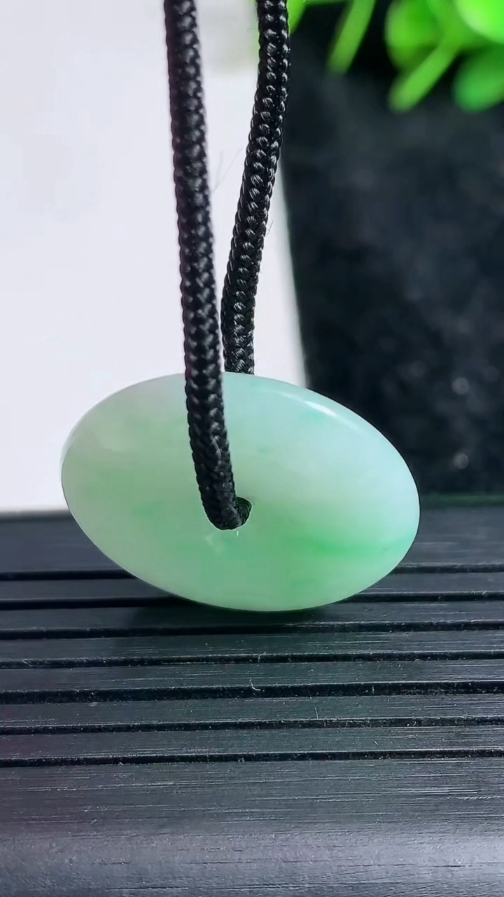 天然A货翡翠平安扣吊坠尺寸22.8-5.2重量:4.88g
3月23日